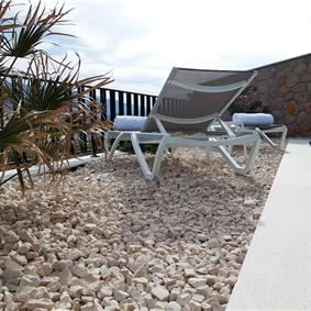 2 Bedroom Seaside Apartment with Private Pool in Vinjerac, Sleeps 4-5